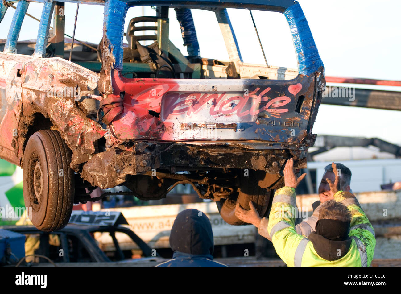 Volvo crumplezone zone deformabili cassaforte di sicurezza auto automobili zona gara banger racing box old junk ammaccatura ammaccature parafango ammaccato bende Foto Stock