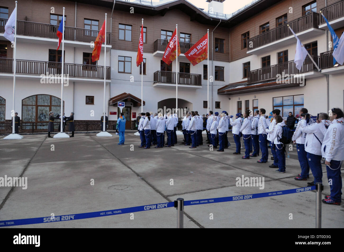 Krasnaya Polyana, Russia. 05 feb 2014. Nazionale Ceca battenti bandiera durante la cerimonia di benvenuto in montagna villaggio olimpico nella zona Roza Chutor prima del 2014 Olimpiadi invernali, mercoledì 5 febbraio, 2014, in Krasnaya Polyana, Russia. (CTK foto/Tibor Alfoldi) Credito: CTK/Alamy Live News Foto Stock