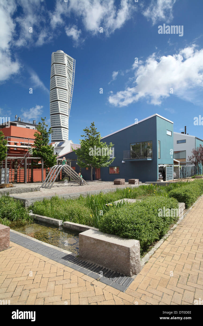 Un'area di gioco, acqua e vegetazione tra case in Vastra Hamnen, un nuovo borgo sostenibile di Malmo, Svezia. Foto Stock