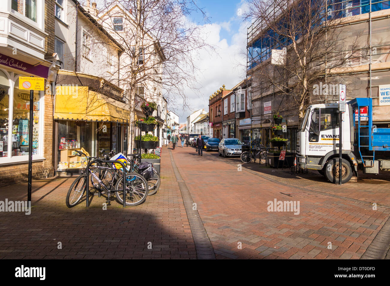 Sidmouth,Devon, Inghilterra. Febbraio 2014. Sidmouth centro città con gli acquirenti e i pedoni. Foto Stock