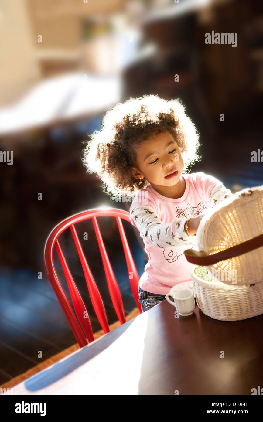 La ragazza (4-5) apertura scatola di vimini Foto Stock