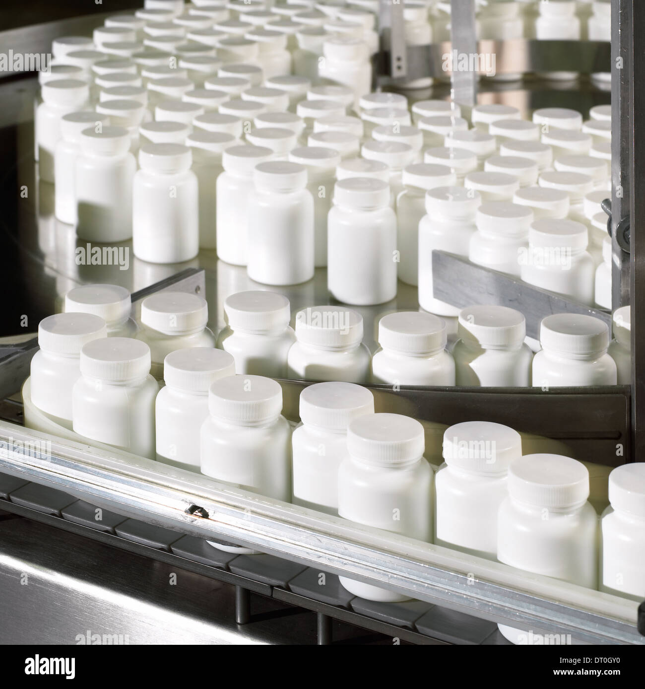 Preparazione delle bottiglie da etichettare in un prodotto farmaceutico impianto di lavorazione. Foto Stock