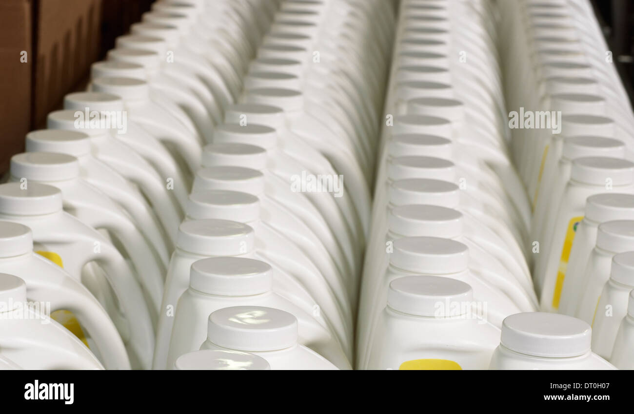 Bottiglie schierate per la boxe in un impianto di fabbricazione Foto Stock