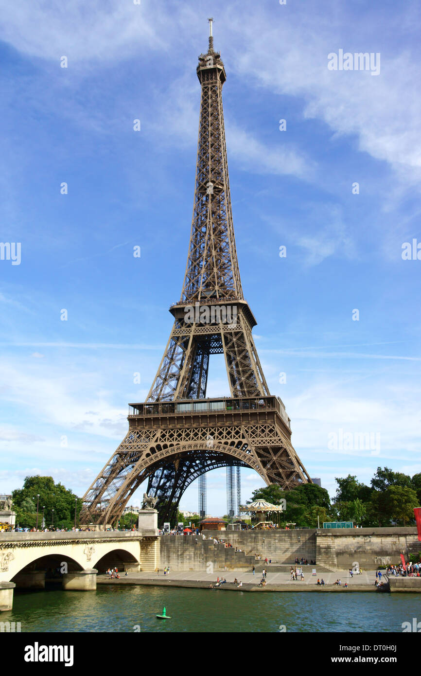 La Torre Eiffel (Tour Eiffel) contro un Cielo di estate blu a Parigi, Francia. Foto Stock