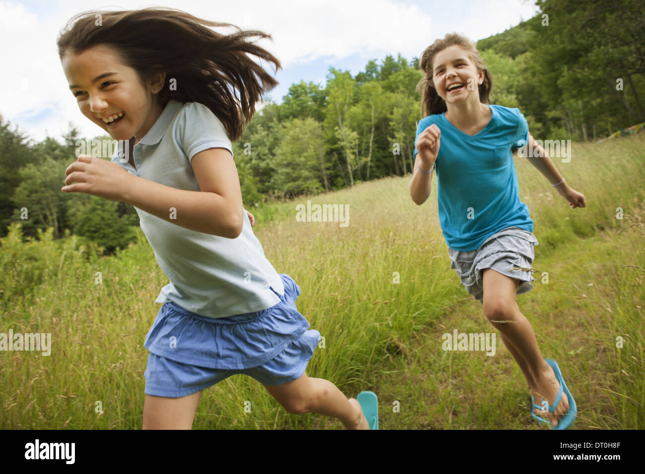 Lo stato di New York STATI UNITI D'AMERICA due bambini ragazze esegue la riproduzione di chase ridere Foto Stock