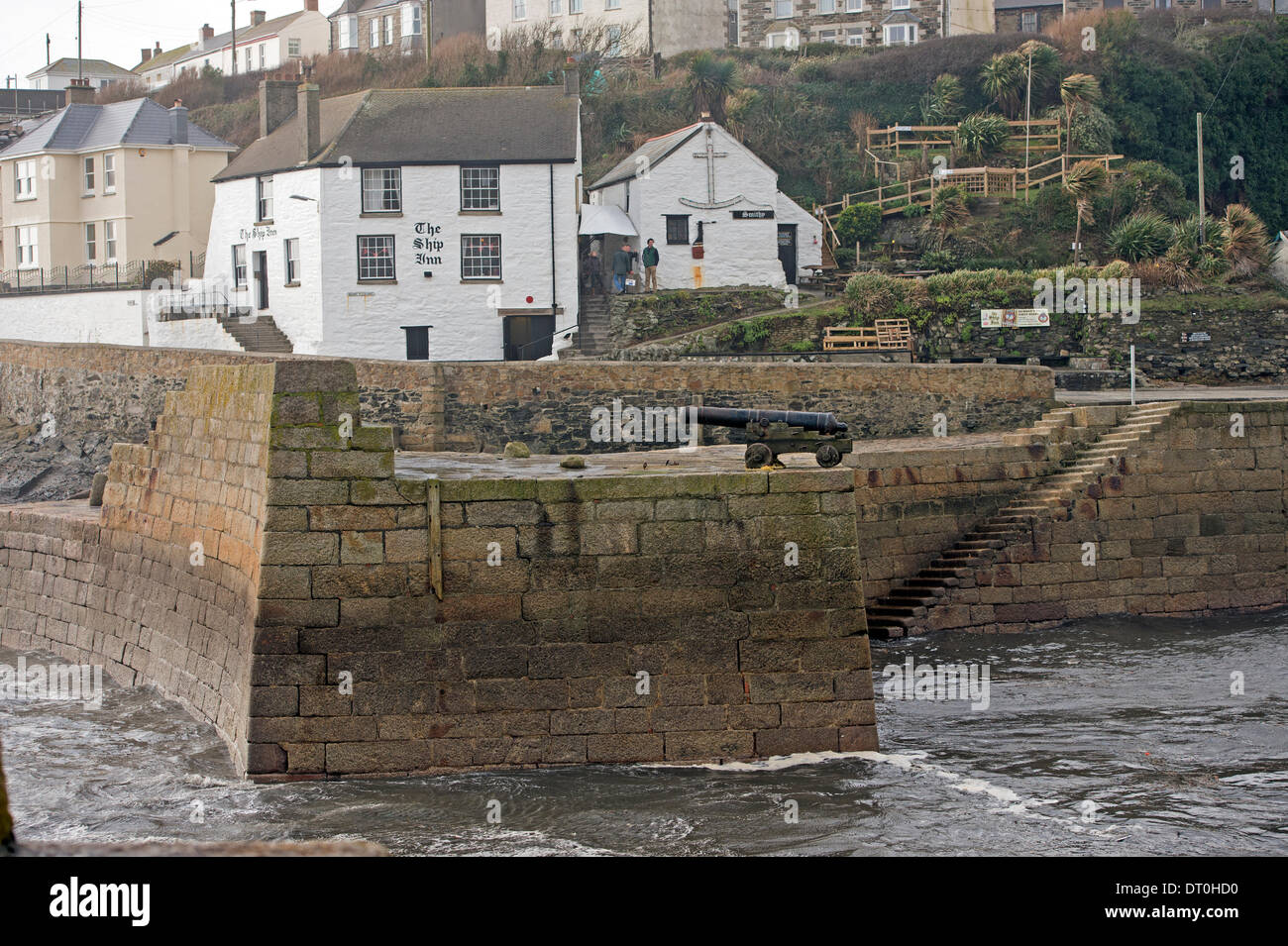 Porthleven, Cornwall, Regno Unito . 05 feb 2014. La tempesta ha rotto le rizze su questo antico cannone che è venuto vicino ad essere perso nel porto. Non sembra esservi alcun termine per il maltempo con forti venti previsioni per il fine settimana. Credito: Bob Sharples Alamy/Live News Foto Stock