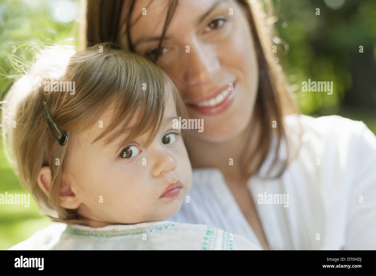 Lo stato di New York STATI UNITI D'AMERICA madre e figlia giovane all'aperto sulla giornata di sole Foto Stock