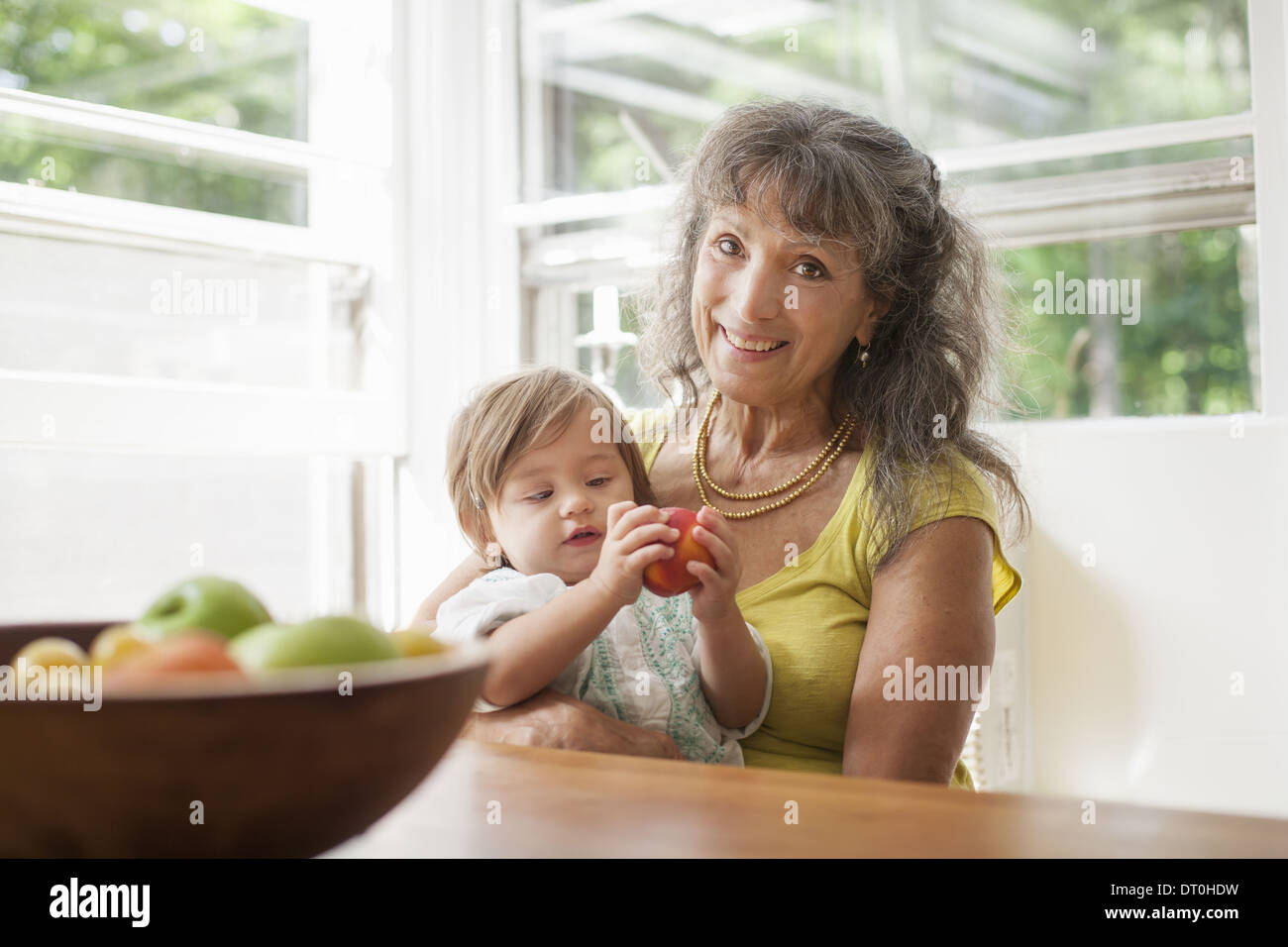 Lo stato di New York STATI UNITI D'AMERICA donna matura nonno cullano 1 anno di età bambino Foto Stock