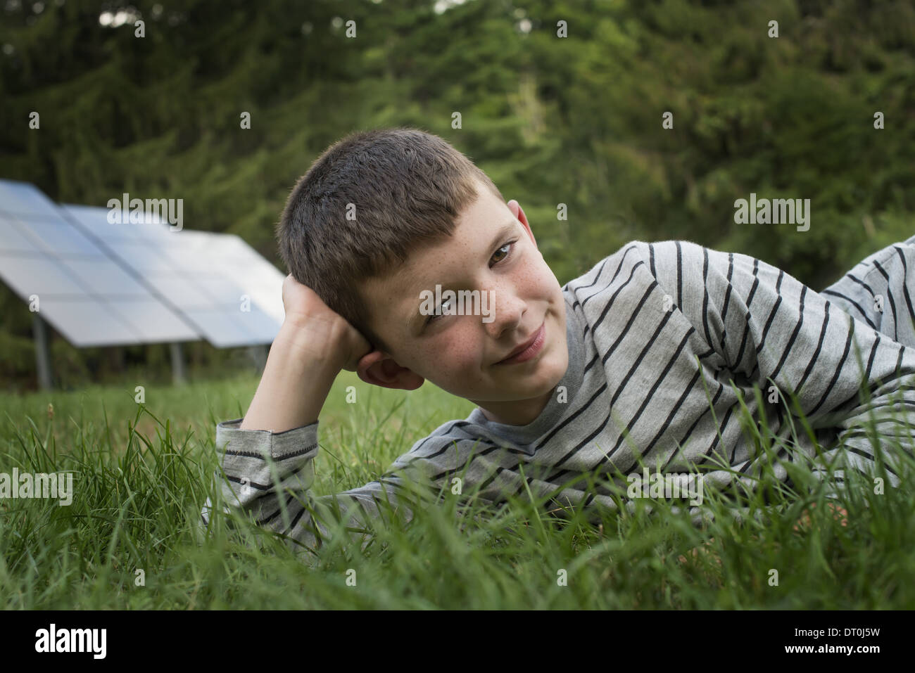 Woodstock New York STATI UNITI D'AMERICA ragazzo disteso nel prato accanto a pannelli solari Foto Stock