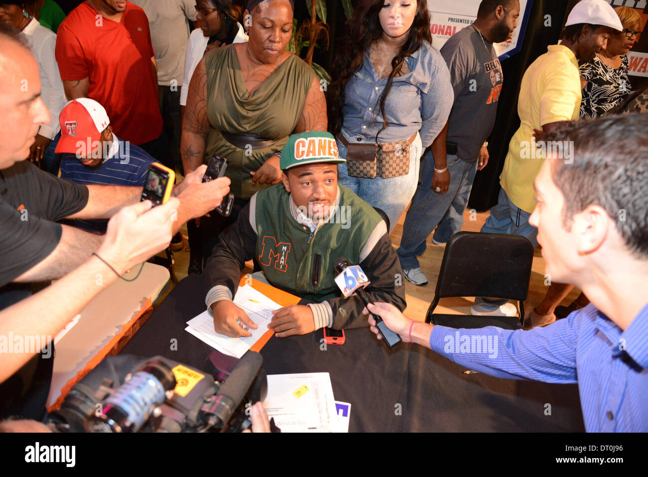 Febbraio 5, 2014: Demetrio Jackson da Booker T. Washington High School a Miami in Florida segni sua nazionale lettera di intenti con l'Università di Miami. Foto Stock