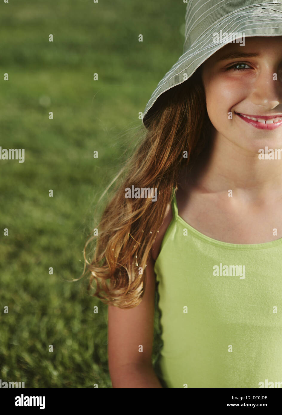 Seattle Washington USA sorridente nove anni campo ragazza di erba Foto Stock