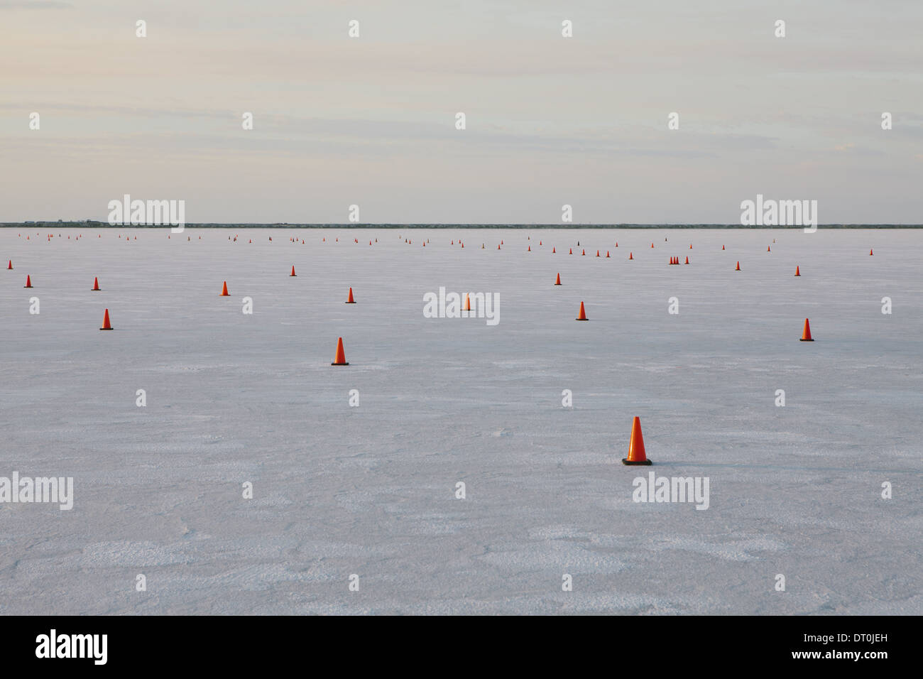 Bonneville Salt Flats in Utah USA coni di traffico sul percorso gara Bonneville Speed Week Foto Stock