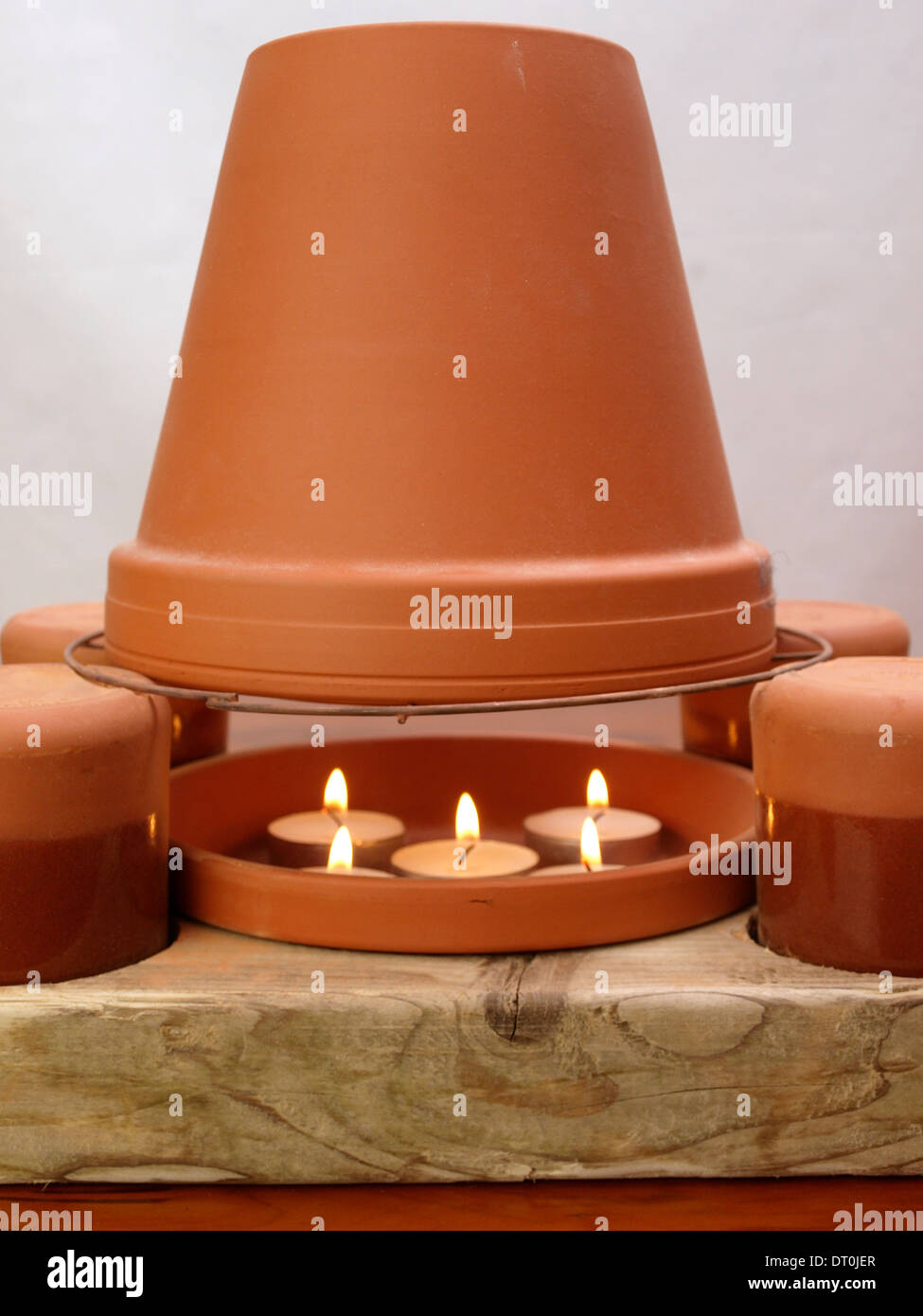 Luce di tè candela e vaso di fiori riscaldatore Foto Stock