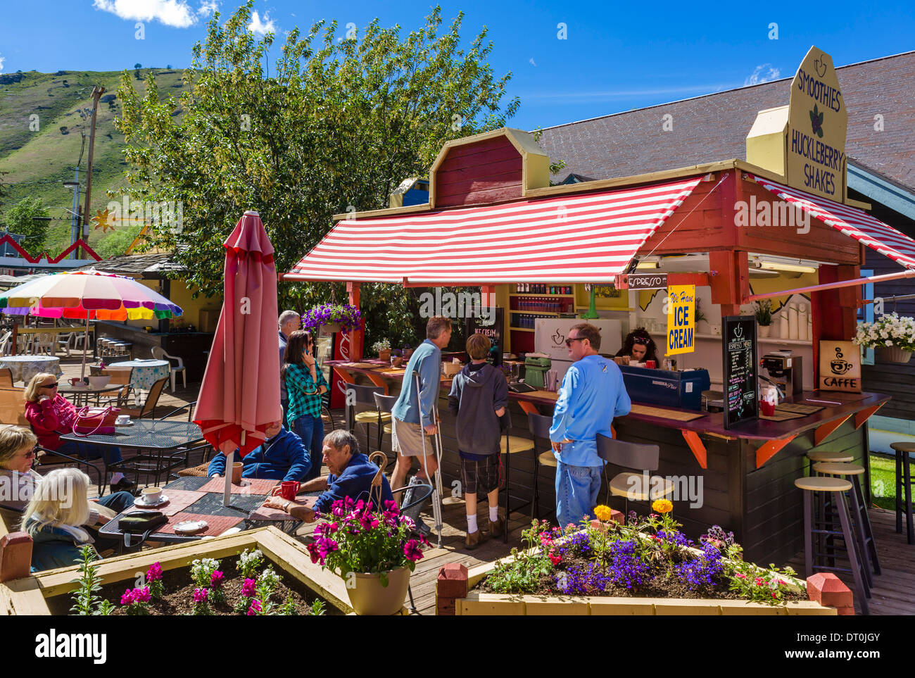 Cafe sul nord di Cache Street nel centro cittadino di Jackson, Wyoming USA Foto Stock