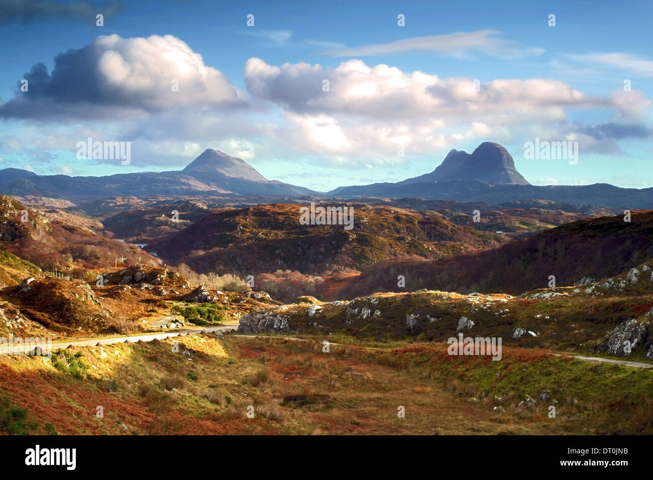 Una vista di fronte di una remota parte di Sutherland verso Suilven, uno dei più caratteristici delle montagne in Scozia. Foto Stock