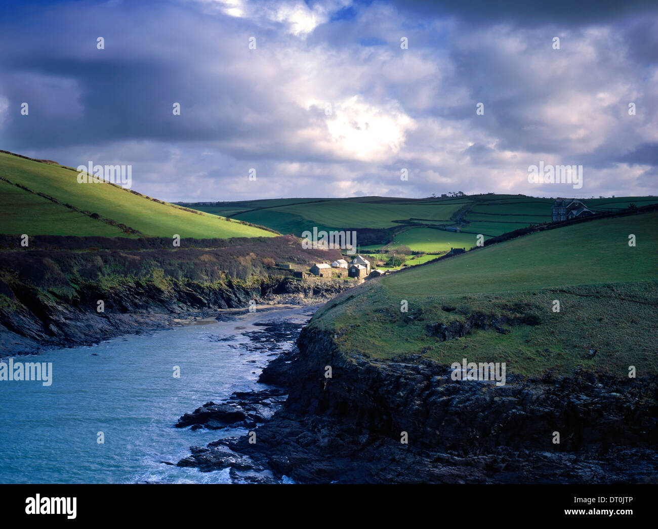 Una vista costiera di Port Quin, Cornwall, England, Regno Unito Foto Stock