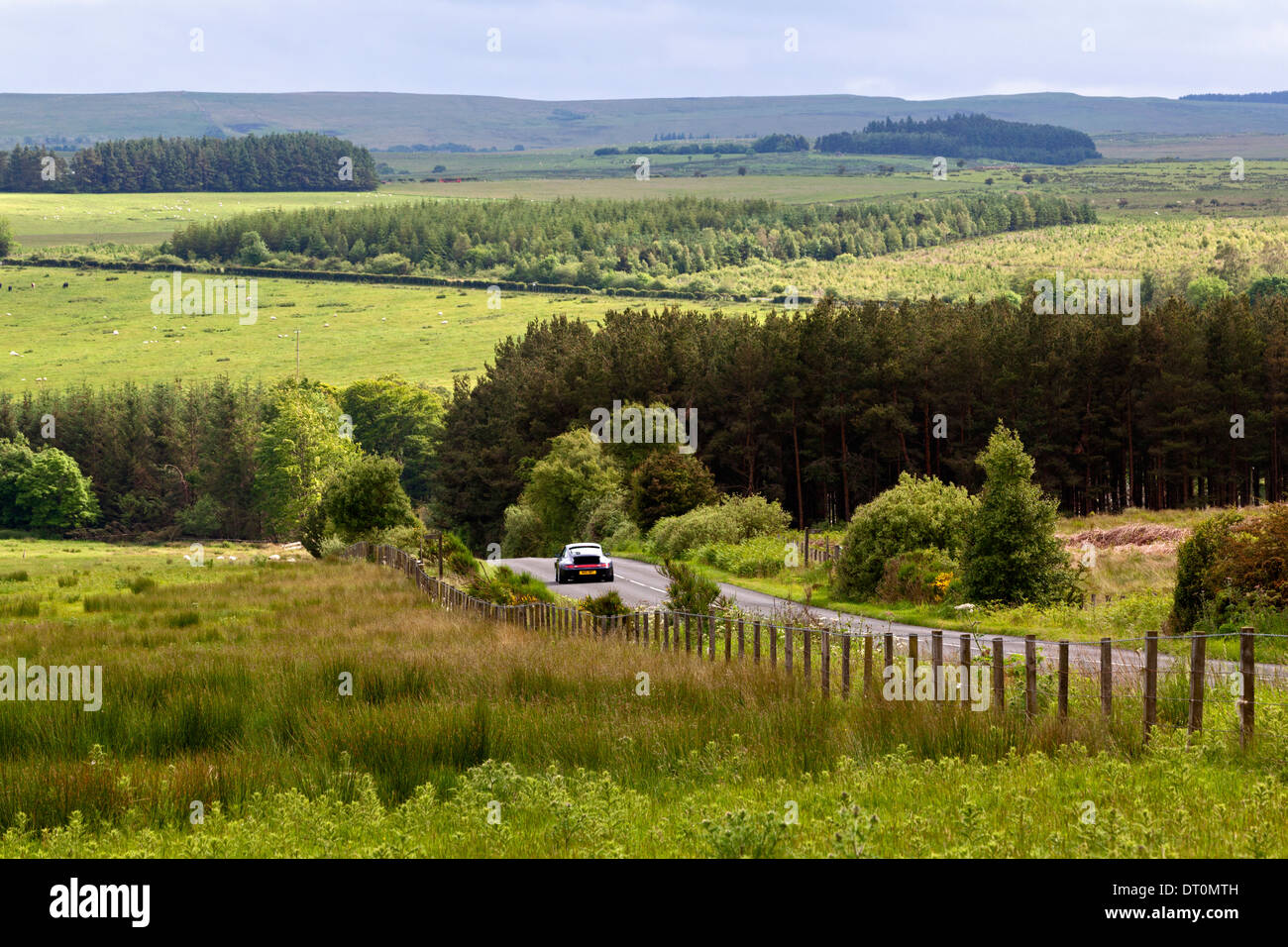 Il B6342 voce nel Northumbrian campagna vicino a Rothbury, Northumberland Foto Stock