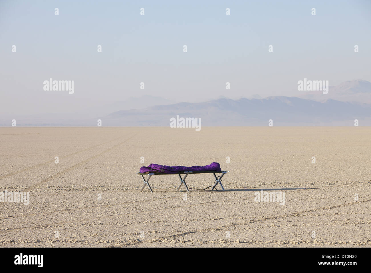 Black Rock Desert Nevada USA il sacco a pelo sulla culla nel vasto deserto arido alba Foto Stock