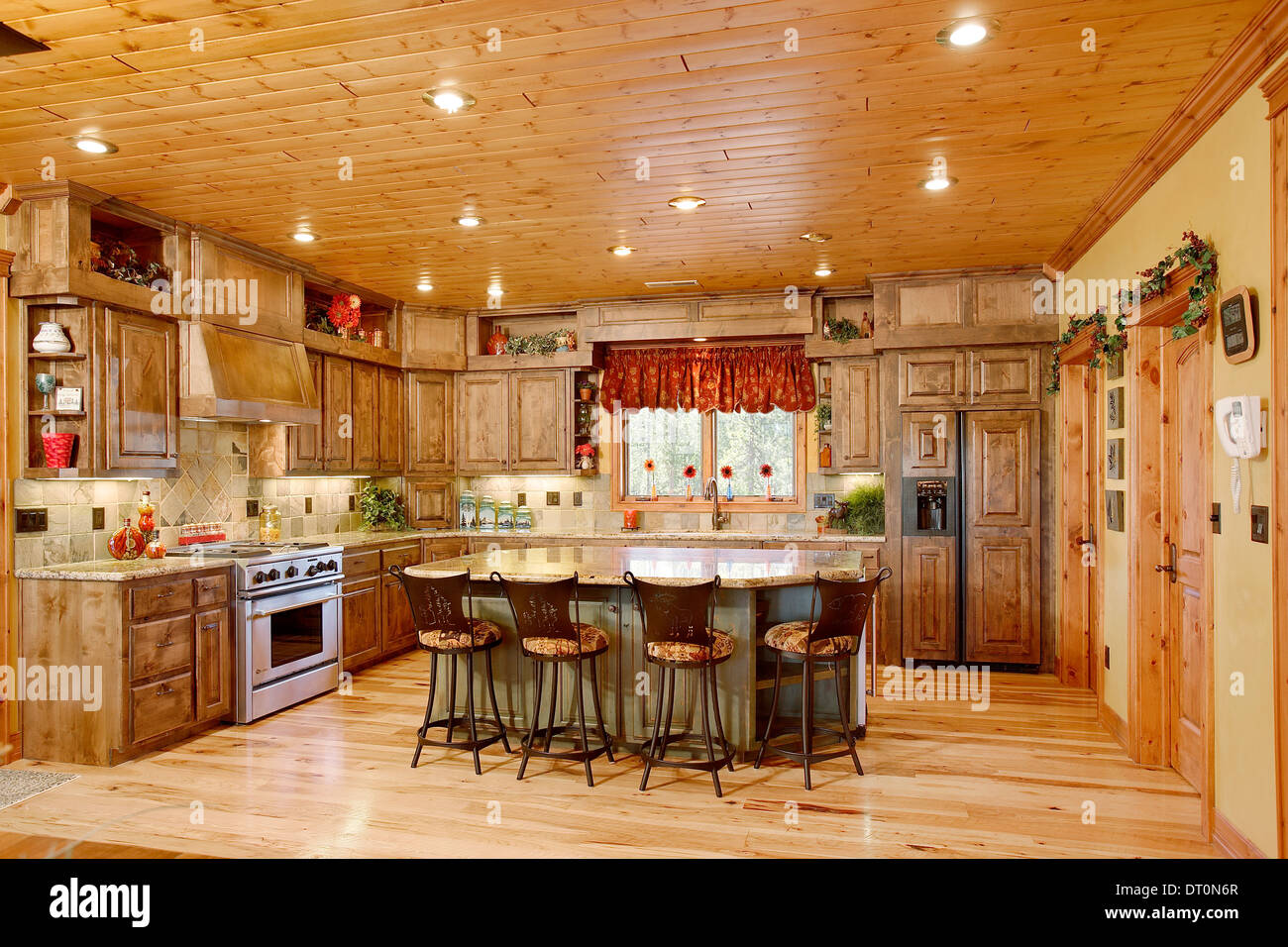 La cucina in un moderno log cabin Foto Stock