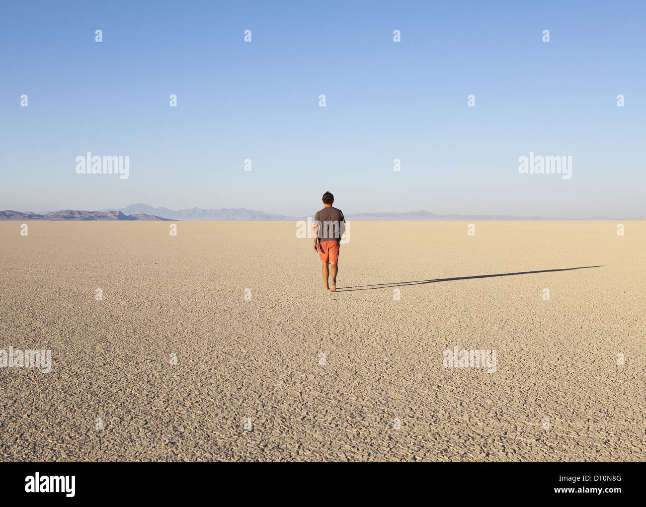 Black Rock Desert Nevada USA uomo camminare sul piatto paesaggio del deserto Foto Stock