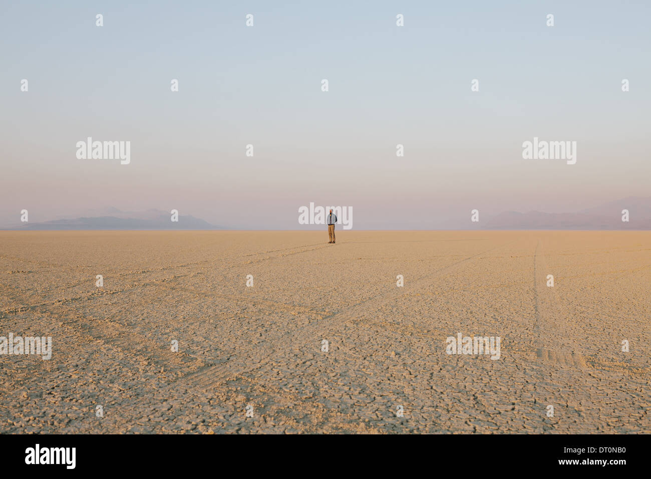 Black Rock Desert Nevada USA la figura dell'uomo nel vuoto il paesaggio del deserto Foto Stock
