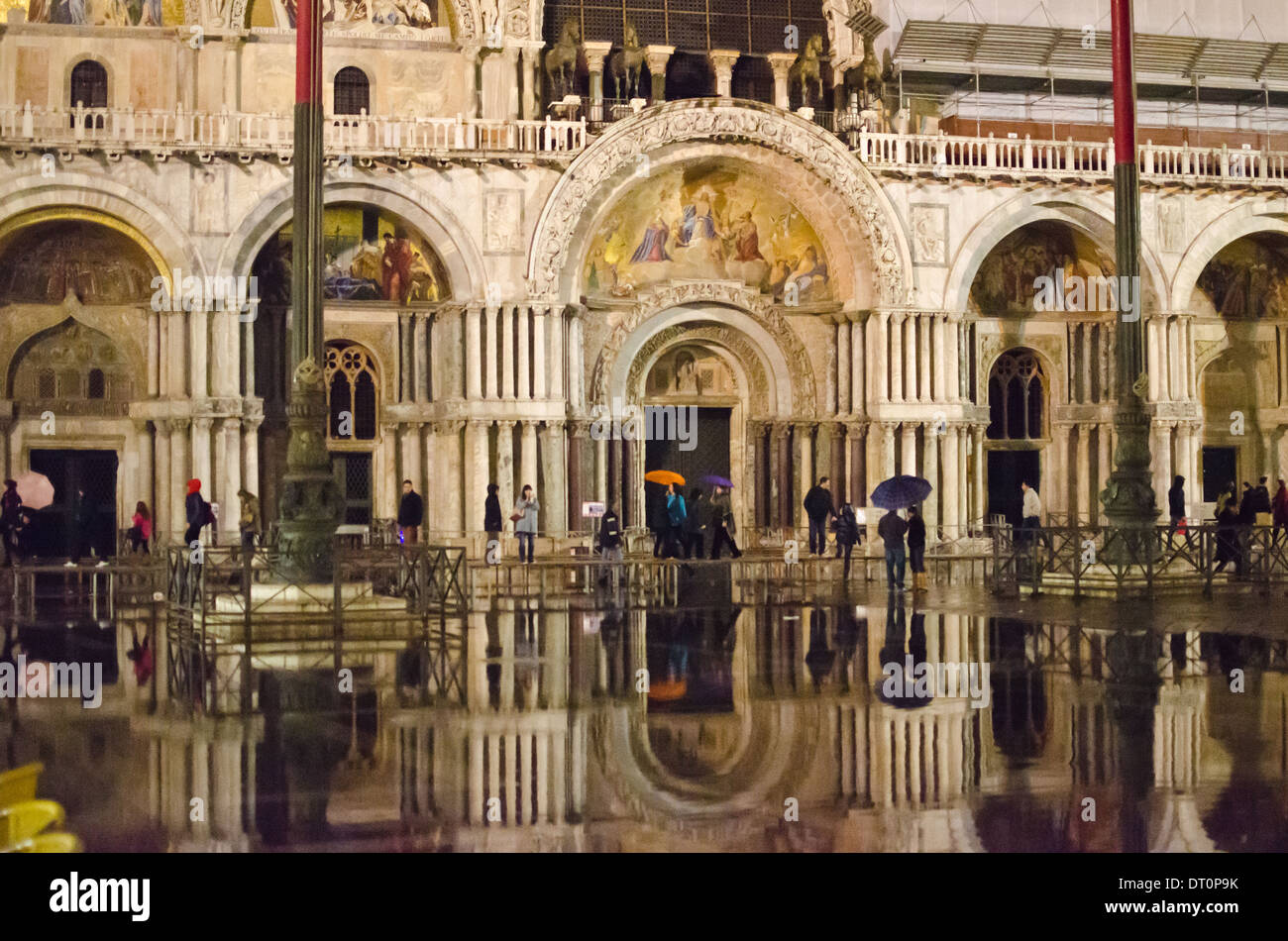 Le inondazioni di fronte alla Basilica di San Marco a Venezia Foto Stock