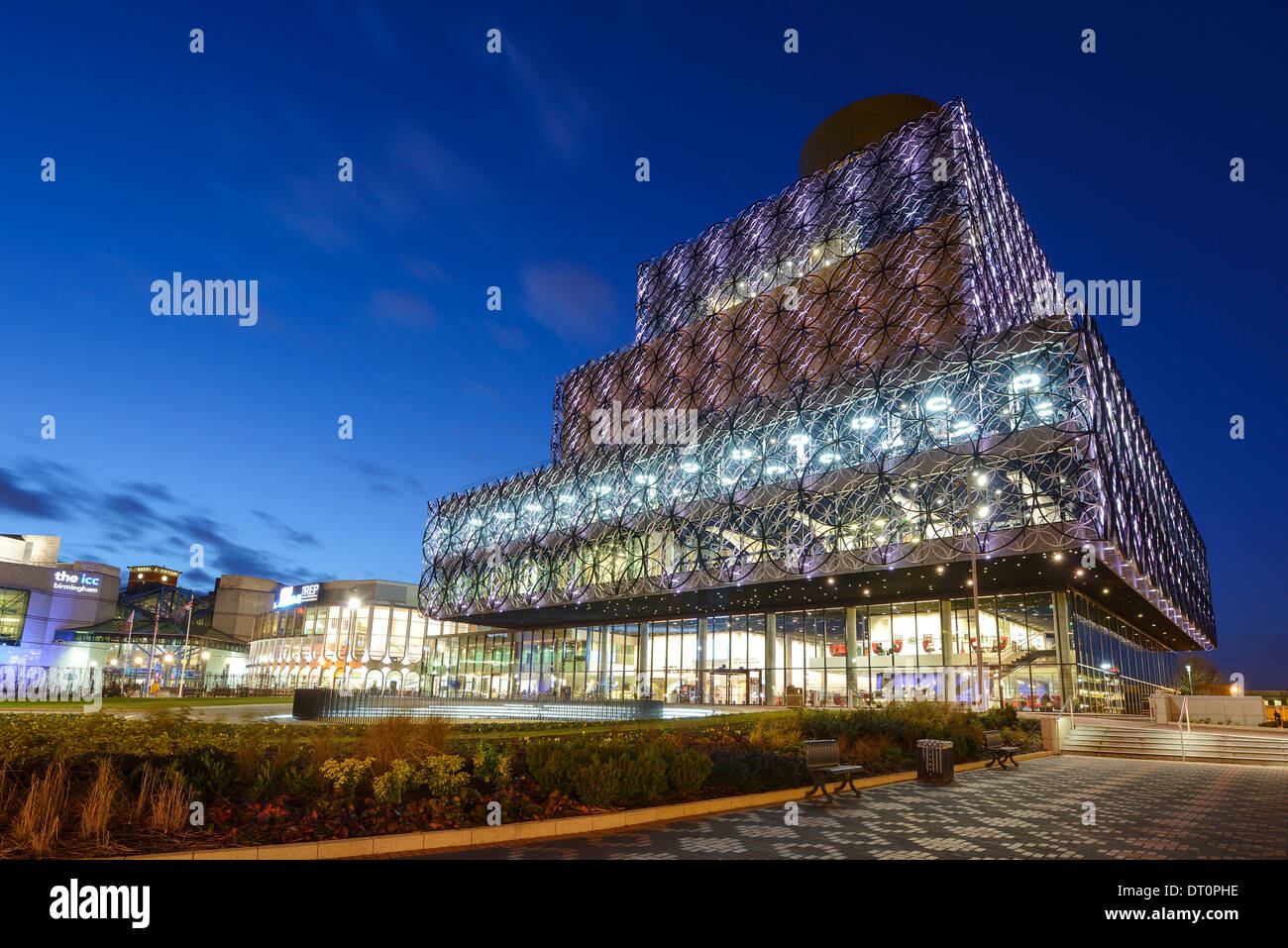 La biblioteca di Birmingham esterno al tramonto Foto Stock