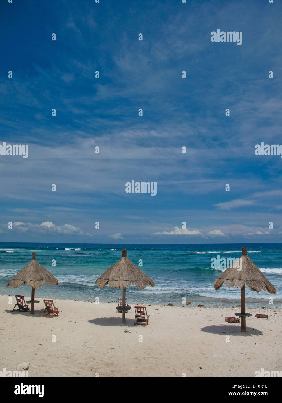 Capanne in legno su una spiaggia messicana accanto al Mar dei Caraibi Foto Stock