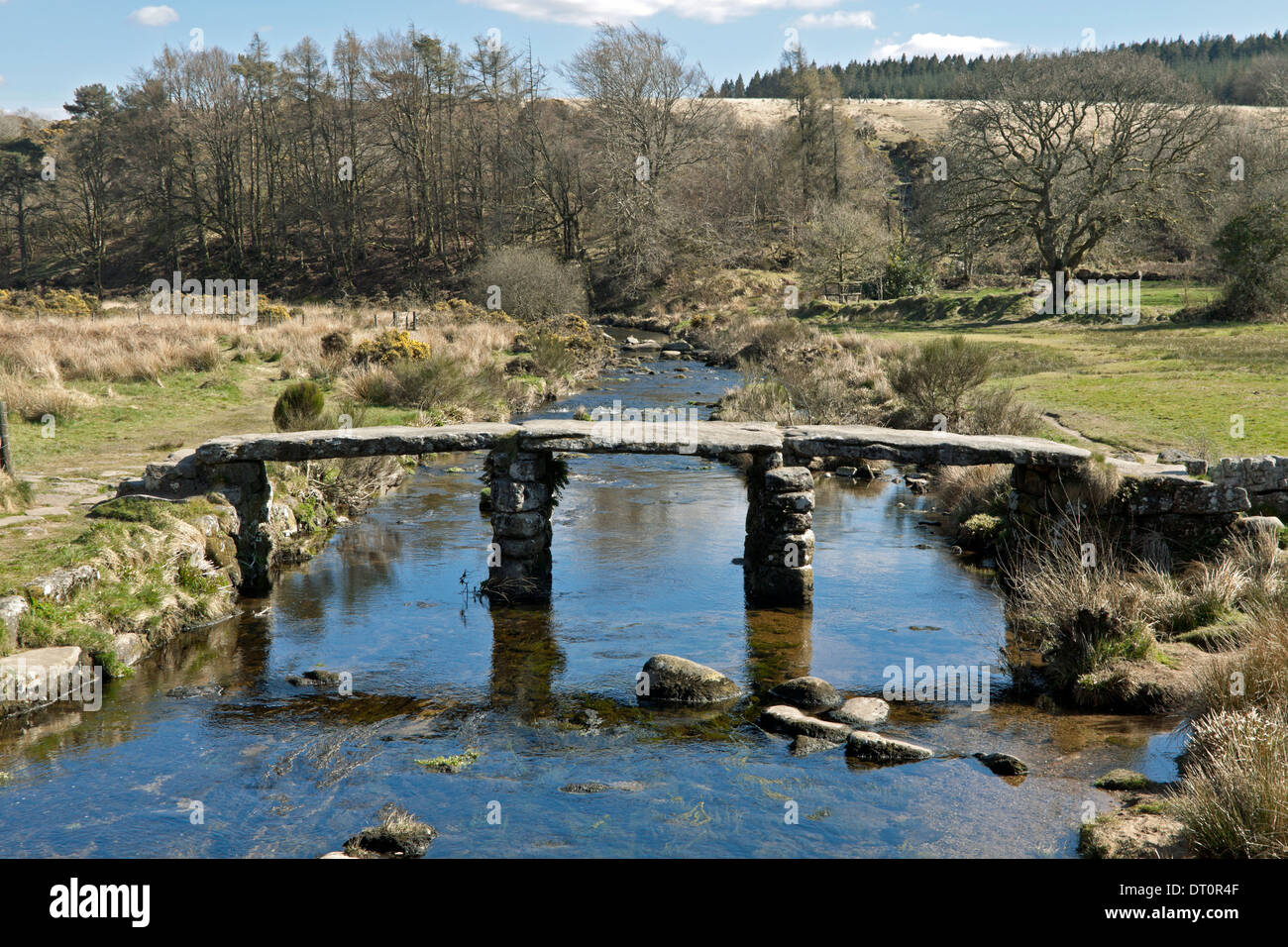 Storico ponte battaglio, antica forma di ponte scoperto sul moor presso Postbridge, Parco Nazionale di Dartmoor, Devon, Inghilterra. Foto Stock