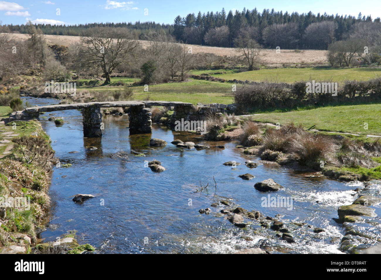 Storico ponte battaglio, antica forma di ponte scoperto sul moor presso Postbridge, Parco Nazionale di Dartmoor, Devon, Inghilterra. Foto Stock