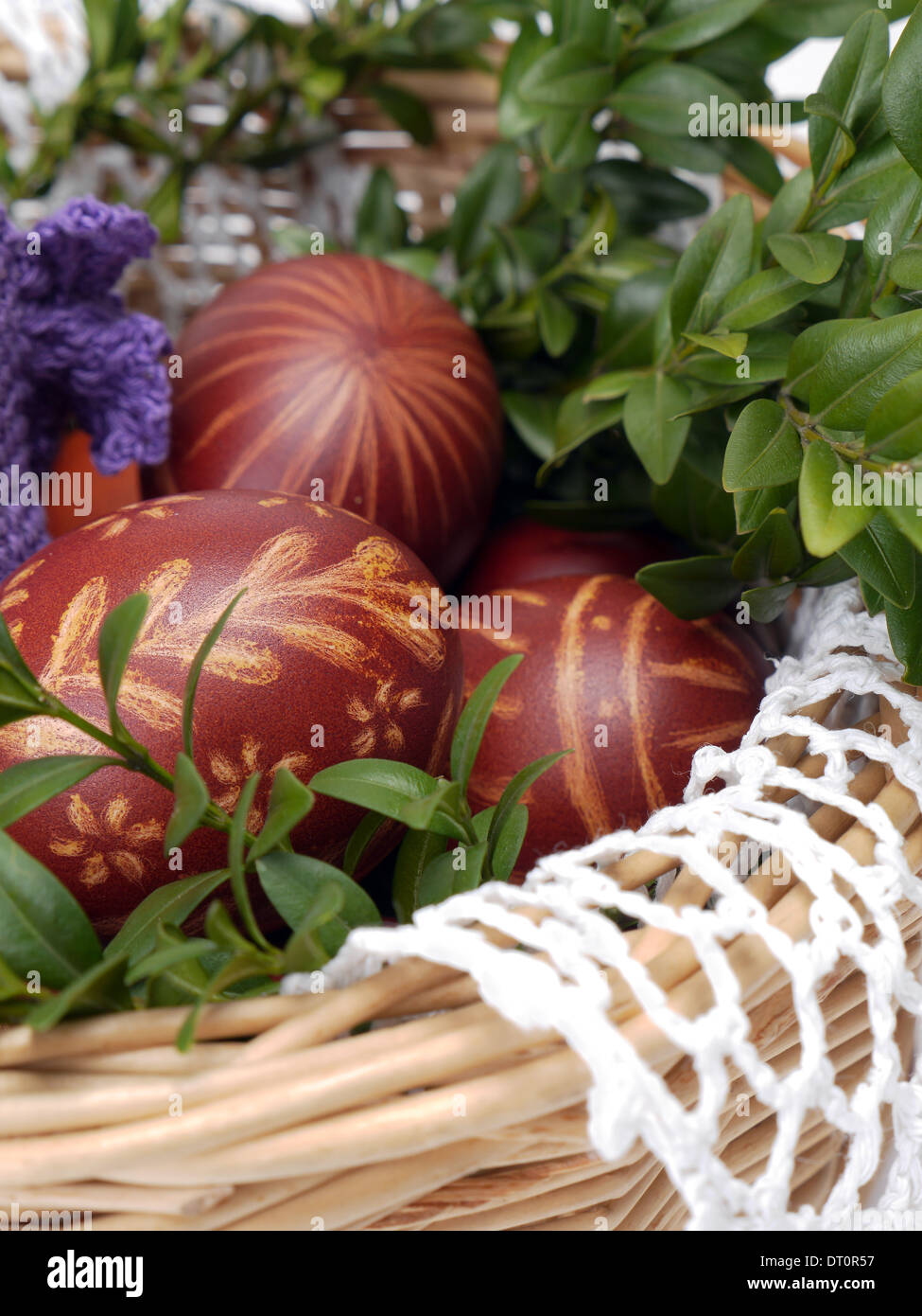 Tinti tradizionale e graffiato uova di pasqua nel cestello Foto Stock