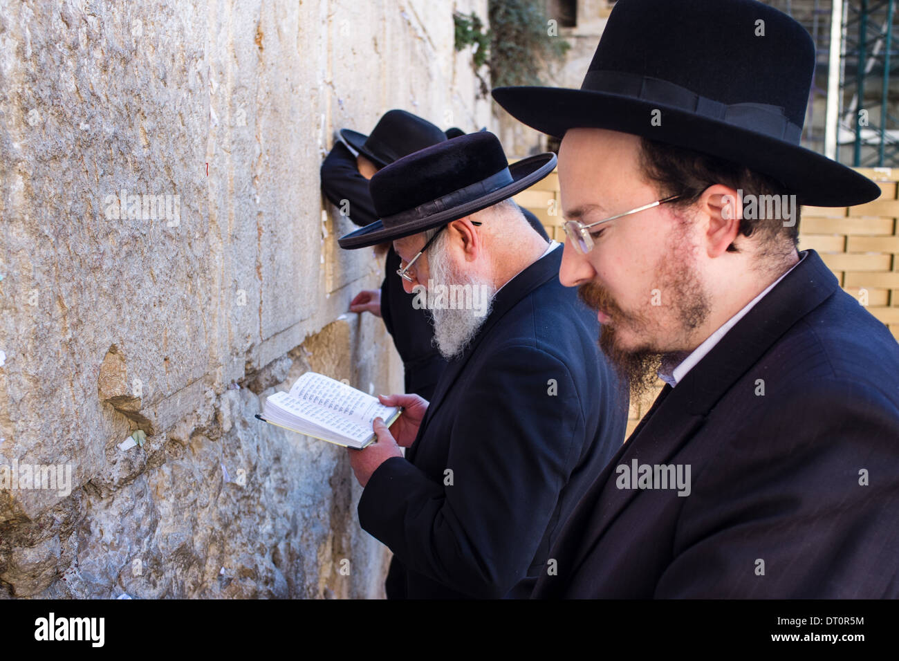 Ebrea ortodossa pregando gli uomini dal Muro del Pianto nella città vecchia di Gerusalemme, Medio Oriente Foto Stock