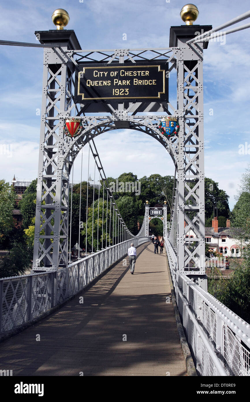 Queens Park Bridge nella città di Chester, Regno Unito. Foto Stock