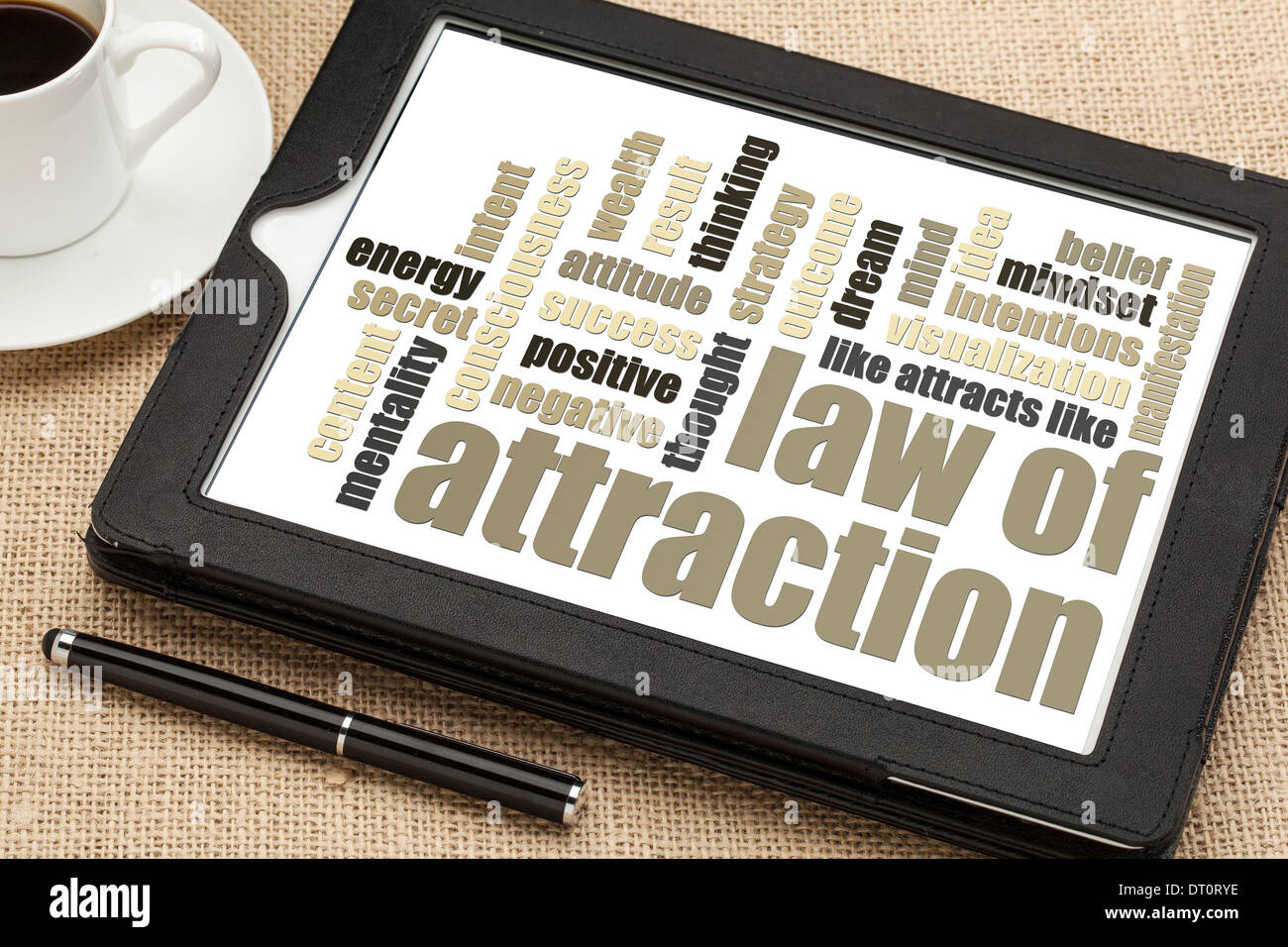 Legge di Attrazione word cloud su una tavoletta digitale con tazza di caffè Foto Stock