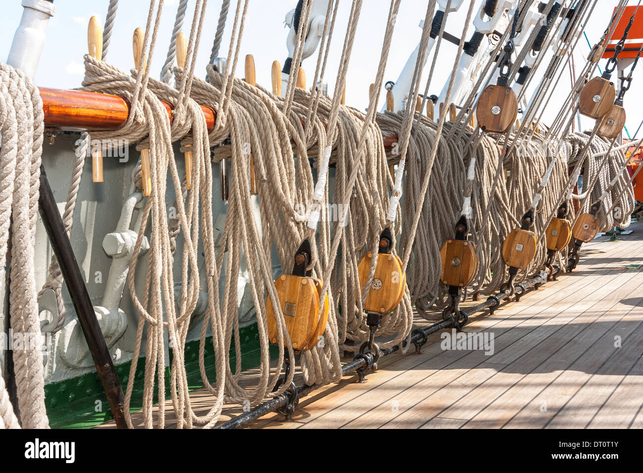 Primo piano di molti tightropes e sicli di una nave a vela o yacht Foto Stock