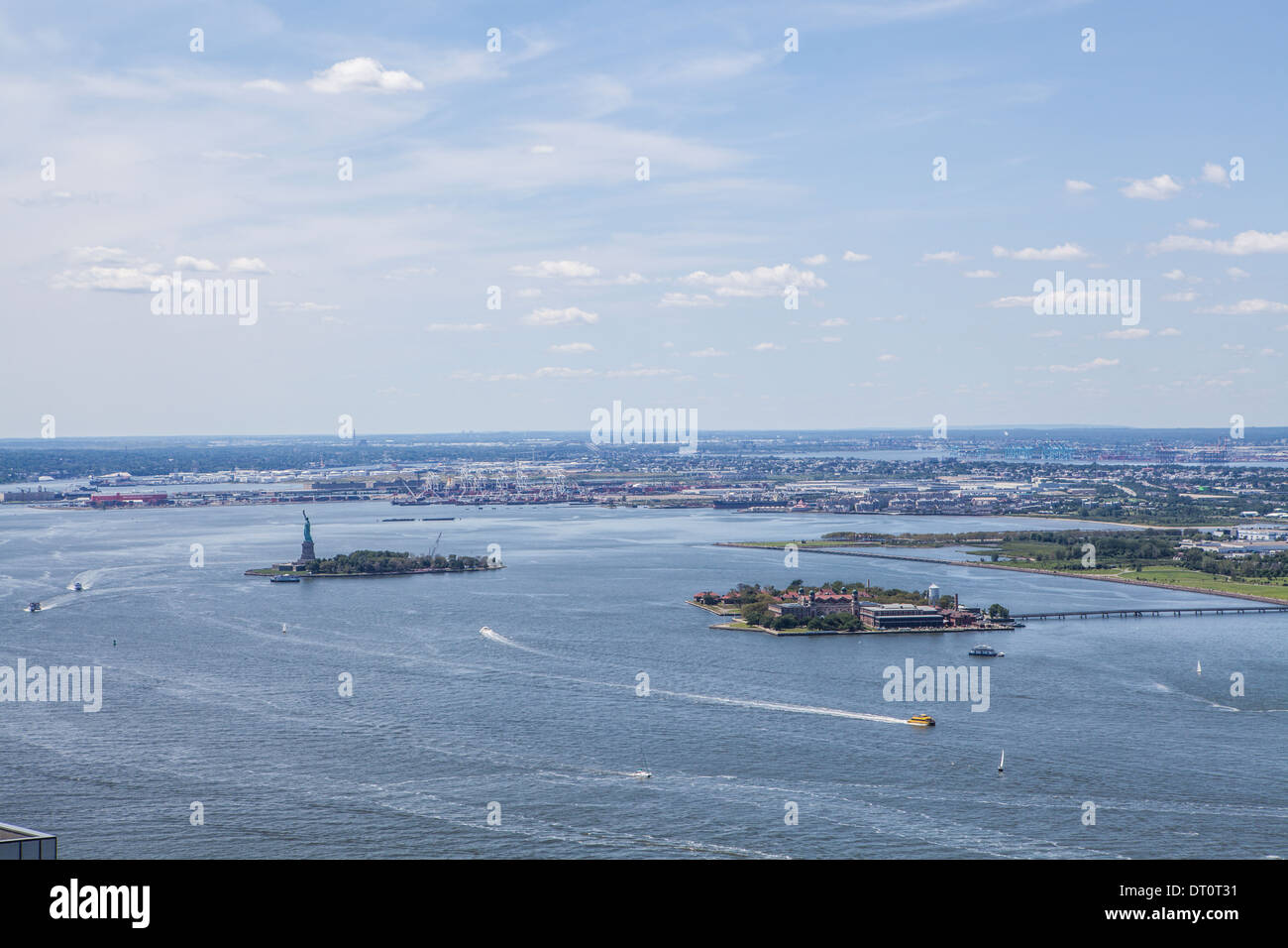 Vista la Statua della Libertà e Ellis Island nel fiume Hudson guardando ad ovest da 4 World Trade Center Foto Stock