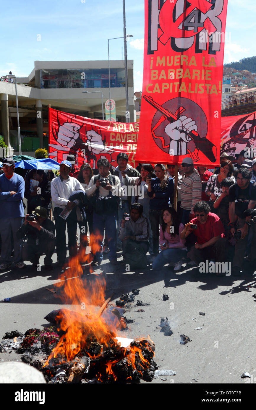 I membri del Partito operaio rivoluzionario (por) bruciano un'effigie durante una marcia di protesta il giorno del lavoro 1st maggio, la Paz, Bolivia Foto Stock