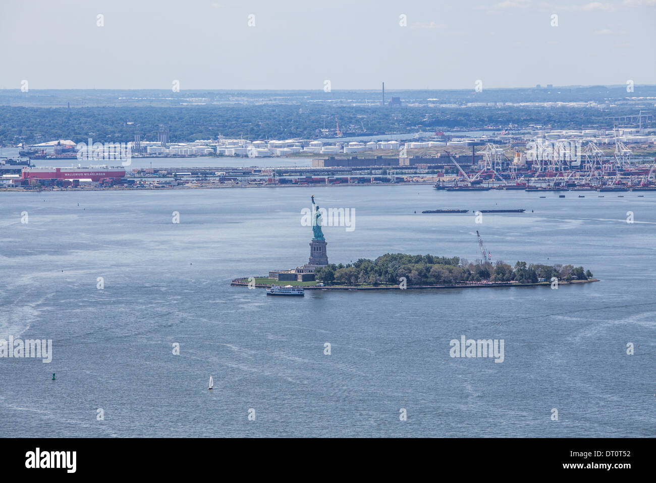 Vista della statua della libertà nel fiume Hudson guardando ad ovest da 4 World Trade Center Foto Stock