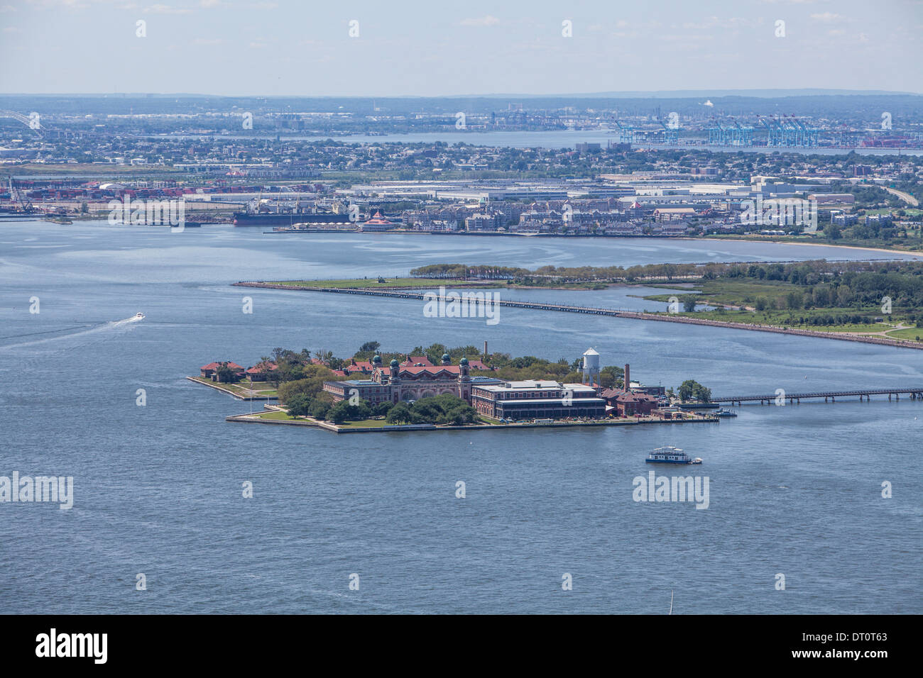 Vista di Ellis Island nel fiume Hudson guardando ad ovest da 4 World Trade Center Foto Stock