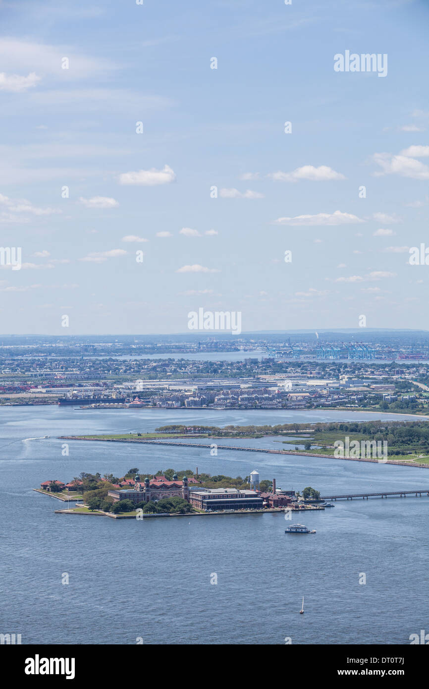 Vista di Ellis Island nel fiume Hudson guardando ad ovest da 4 World Trade Center Foto Stock