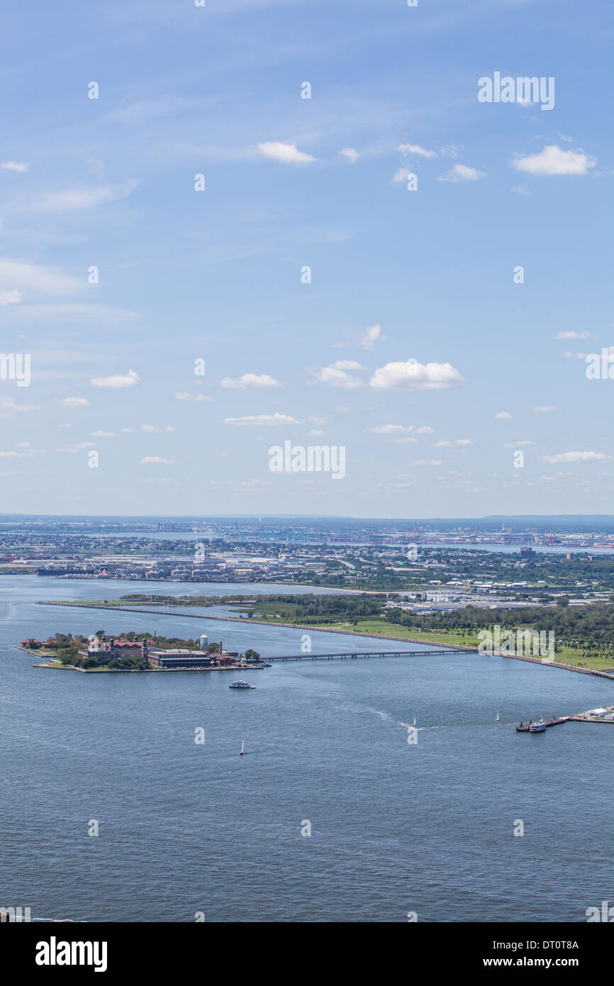 Vista di Ellis Island nel fiume Hudson guardando ad ovest da 4 World Trade Center Foto Stock