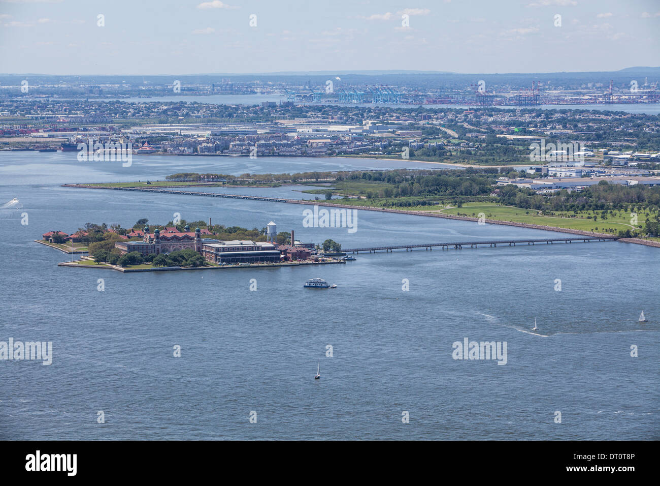 Vista di Ellis Island nel fiume Hudson guardando ad ovest da 4 World Trade Center Foto Stock