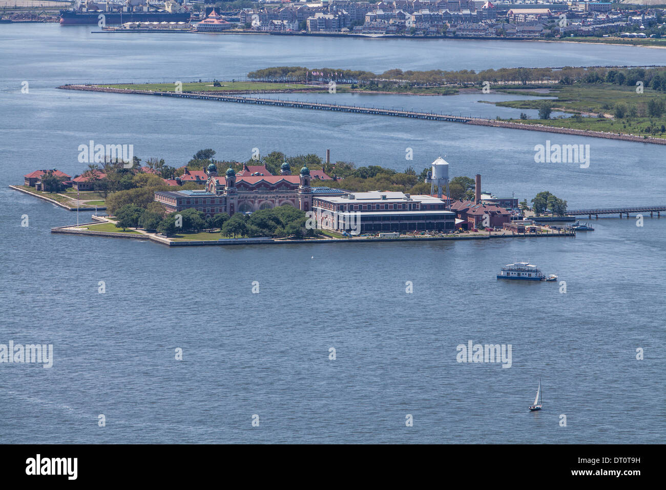 Vista di Ellis Island nel fiume Hudson guardando ad ovest da 4 World Trade Center Foto Stock