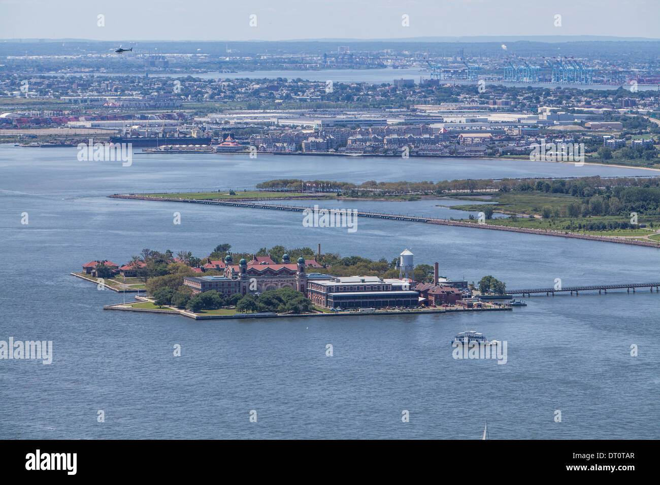 Vista di Ellis Island nel fiume Hudson guardando ad ovest da 4 World Trade Center Foto Stock
