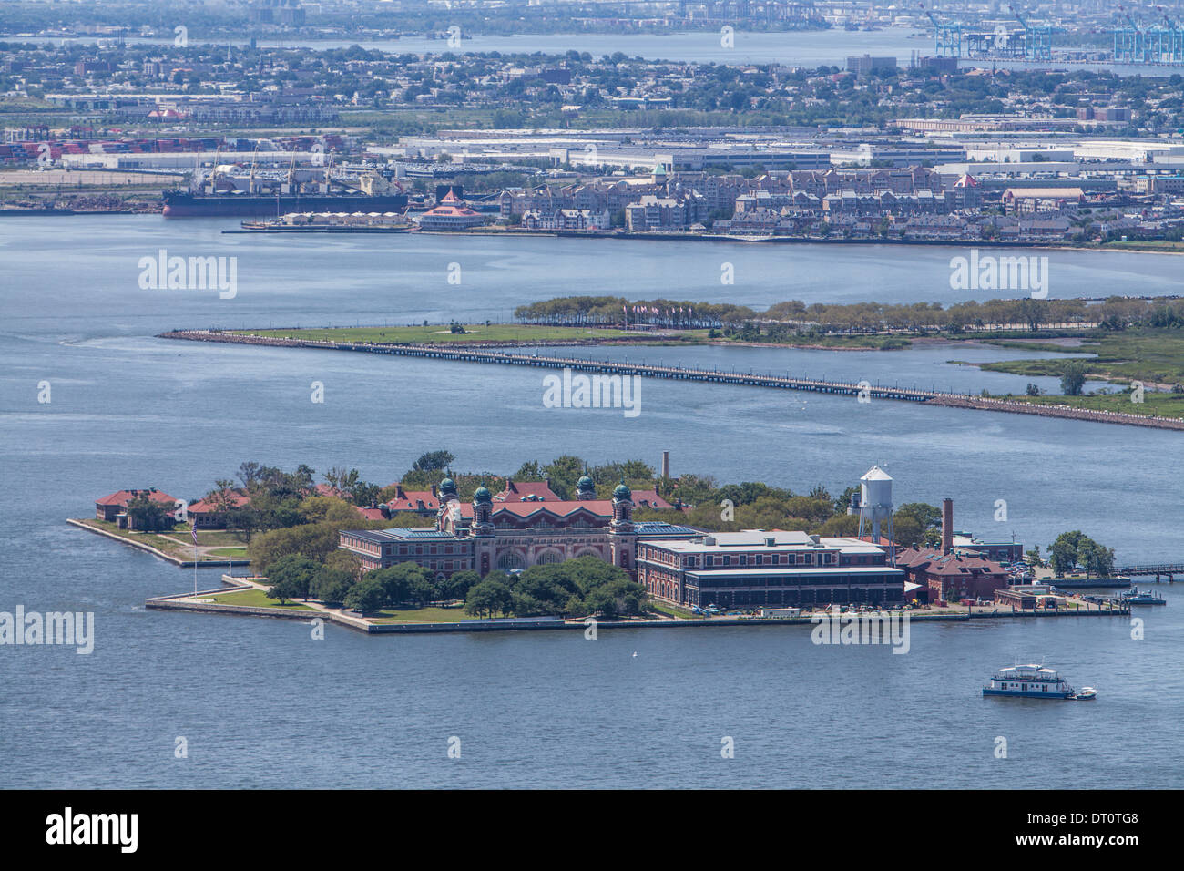 Vista di Ellis Island nel fiume Hudson guardando ad ovest da 4 World Trade Center Foto Stock
