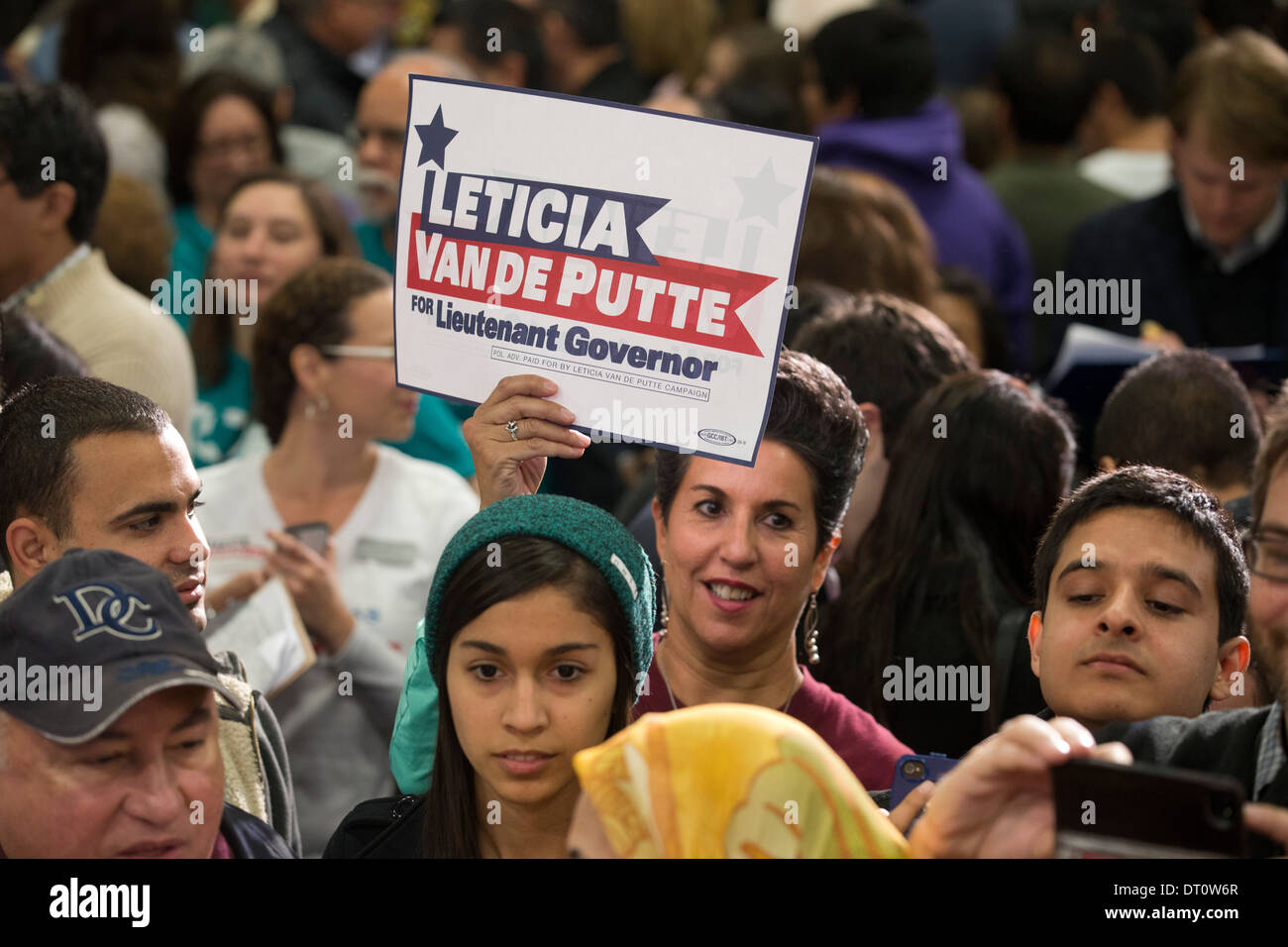 Sostenitore detiene il segno durante il rally al quale Texas State Sen. Leticia Van de Putte ha annunciato la sua candidatura per il luogotenente governatore Foto Stock