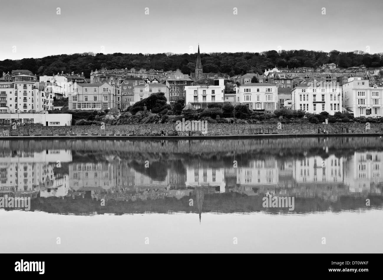 Una vista di Weston-super-Mare attraverso il lago marino Foto Stock