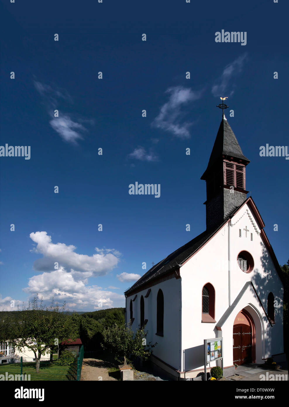 Piccola cappella bianca in Engenhahn nei monti Taunus, Germania Foto Stock