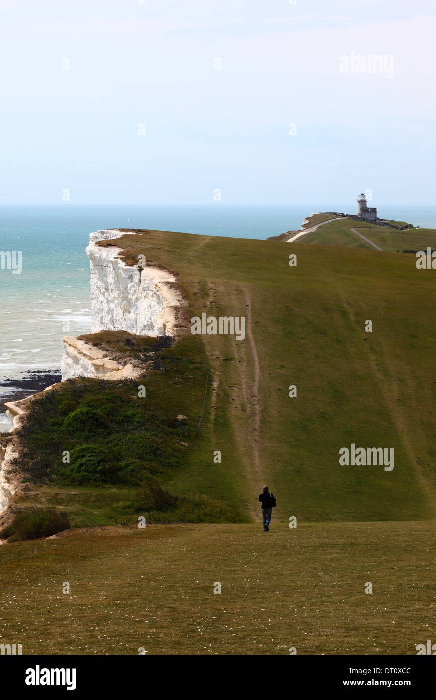 Gli escursionisti a piedi lungo South Downs costa modo percorso da Beachy Head verso Belle Tout lighthouse, East Sussex , Inghilterra Foto Stock