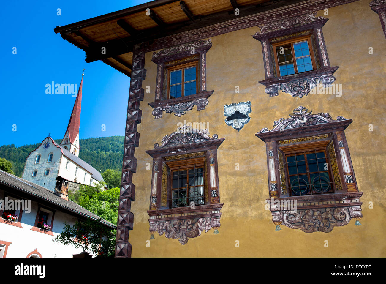 Gasthof Stern hotel e chiesa in Kirchweg nella parte vecchia della città di Oetz nel Tirolo, Austria Foto Stock